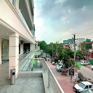 Staayz Premium 3* Gurgaon
